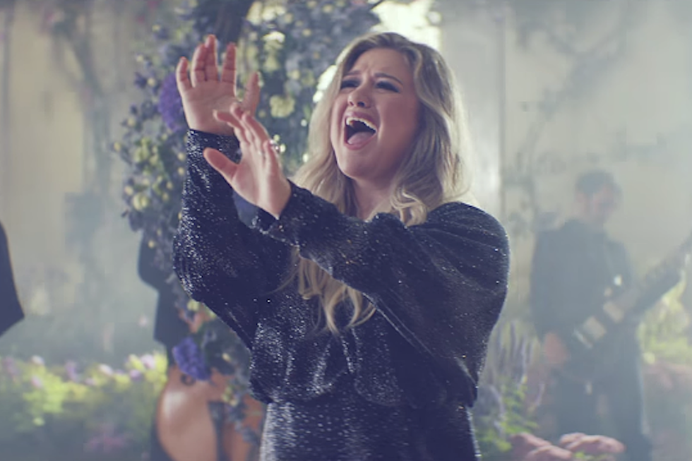 Kelly Clarkson's Children Make Adorable Appearance in Video