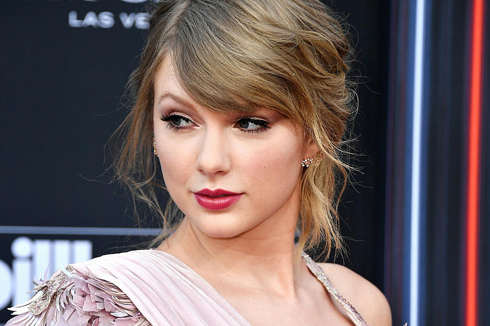 Taylor Swift Goes Red For Sugarlands Babe Video Tease Watch