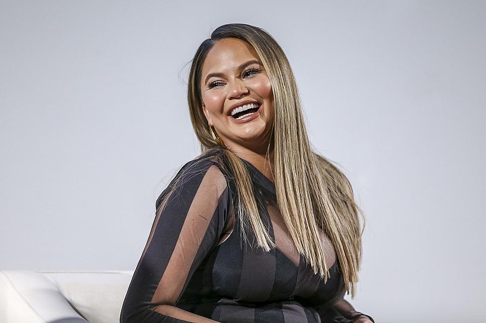 Chrissy Teigen Shows Off 'Mom Bod' in Twitter Video