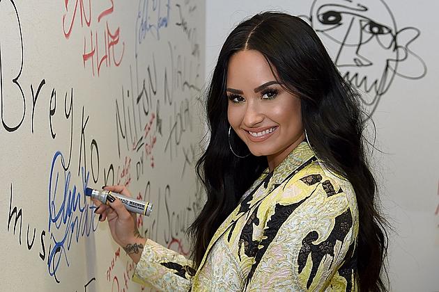 Demi Lovato Looks Cool for the Summer With New Blonde Hair (PHOTO)