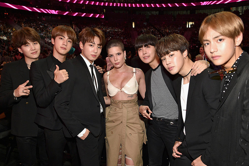 See Halsey Stan BTS In Epic Backstage Photos