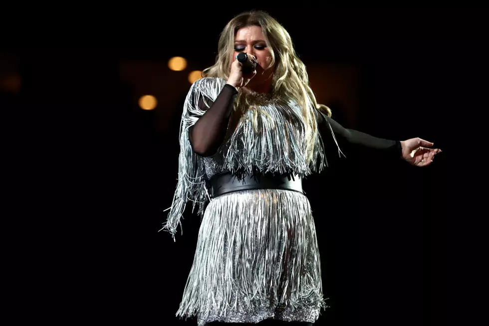 Kelly Clarkson Fans Are Rightfully Demanding a Super Bowl Show