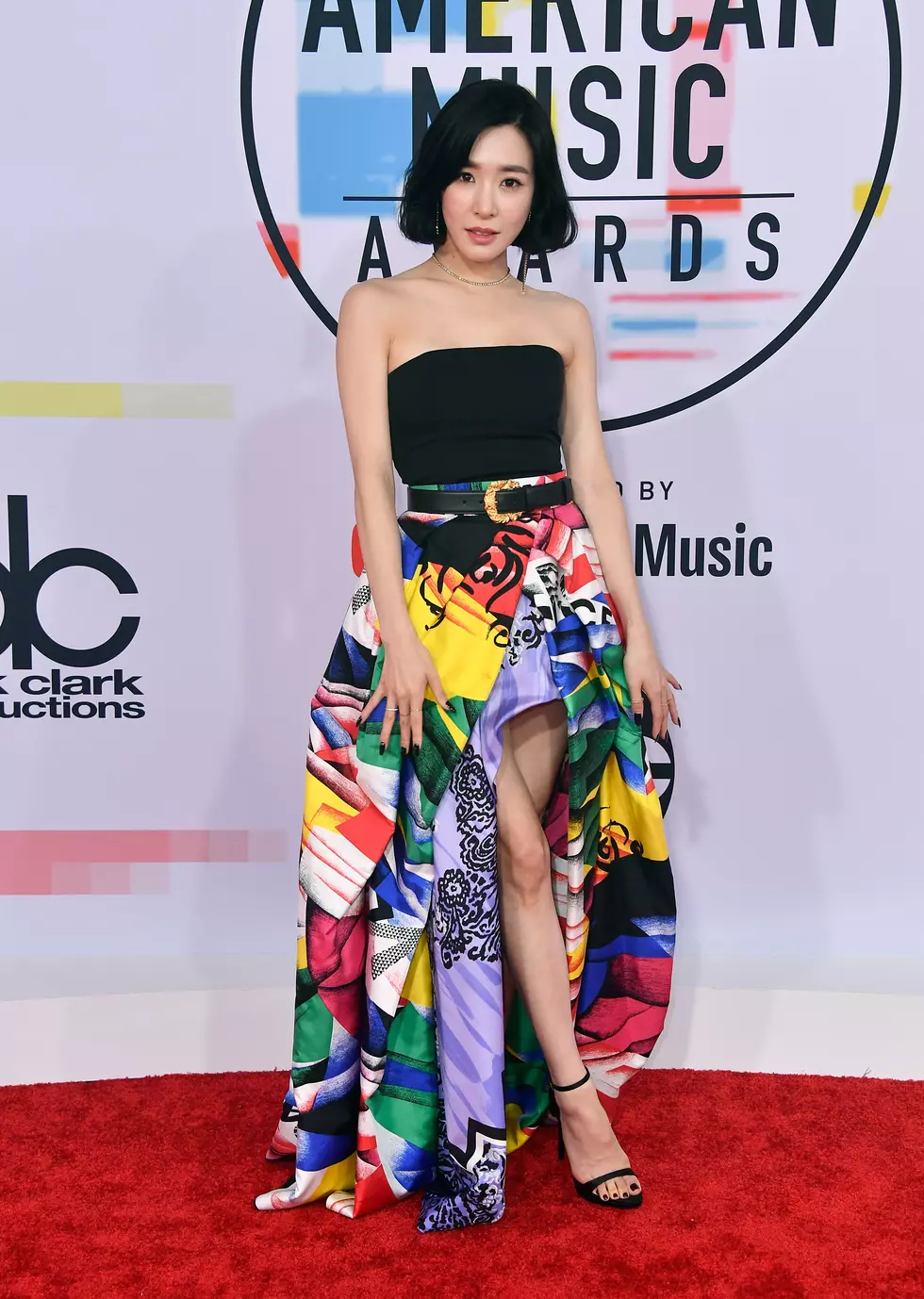 Tiffany Young, NCT 127, & Kris Wu hit the red carpet at the 'AMAs