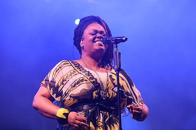NSFW: R&#038;B Star Jill Scott Simulated Oral Sex Onstage and Twitter Is Freaking Out