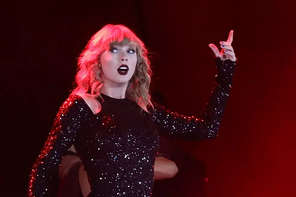 Taylor Swift Tosses Used Tissue to Security Guard During Concert