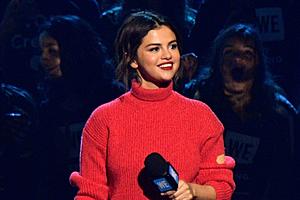 Selena Gomez Makes Surprise On Stage Performance at Coachella