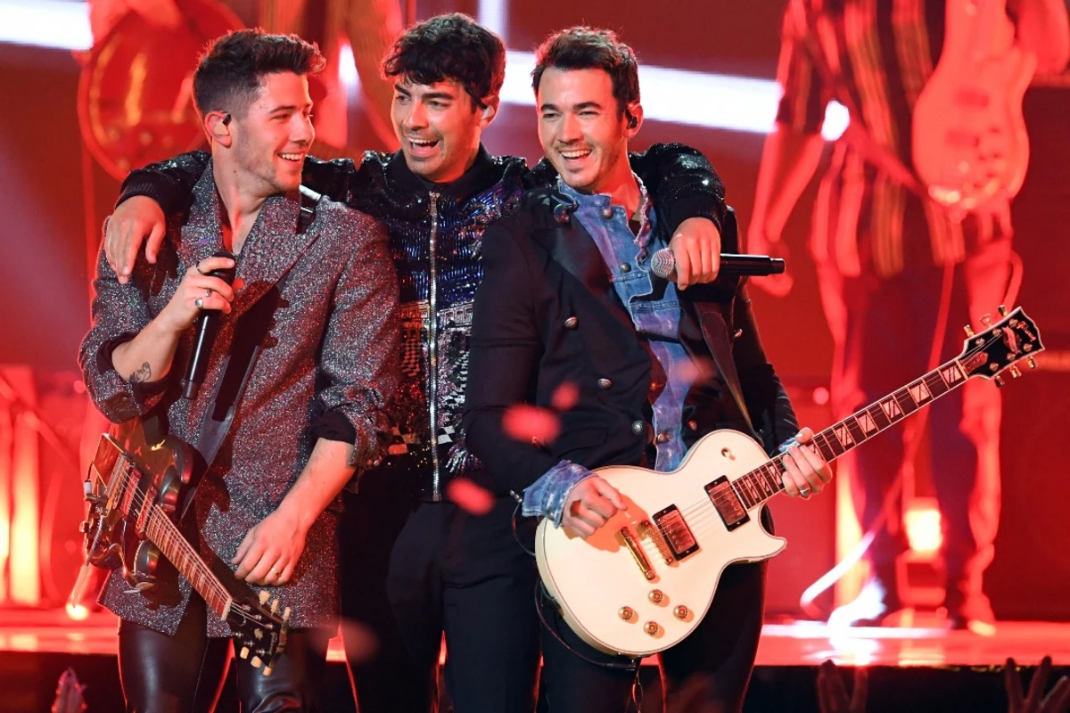 Jonas Brothers Perform ThreeSong Medley at 2019 BBMAs