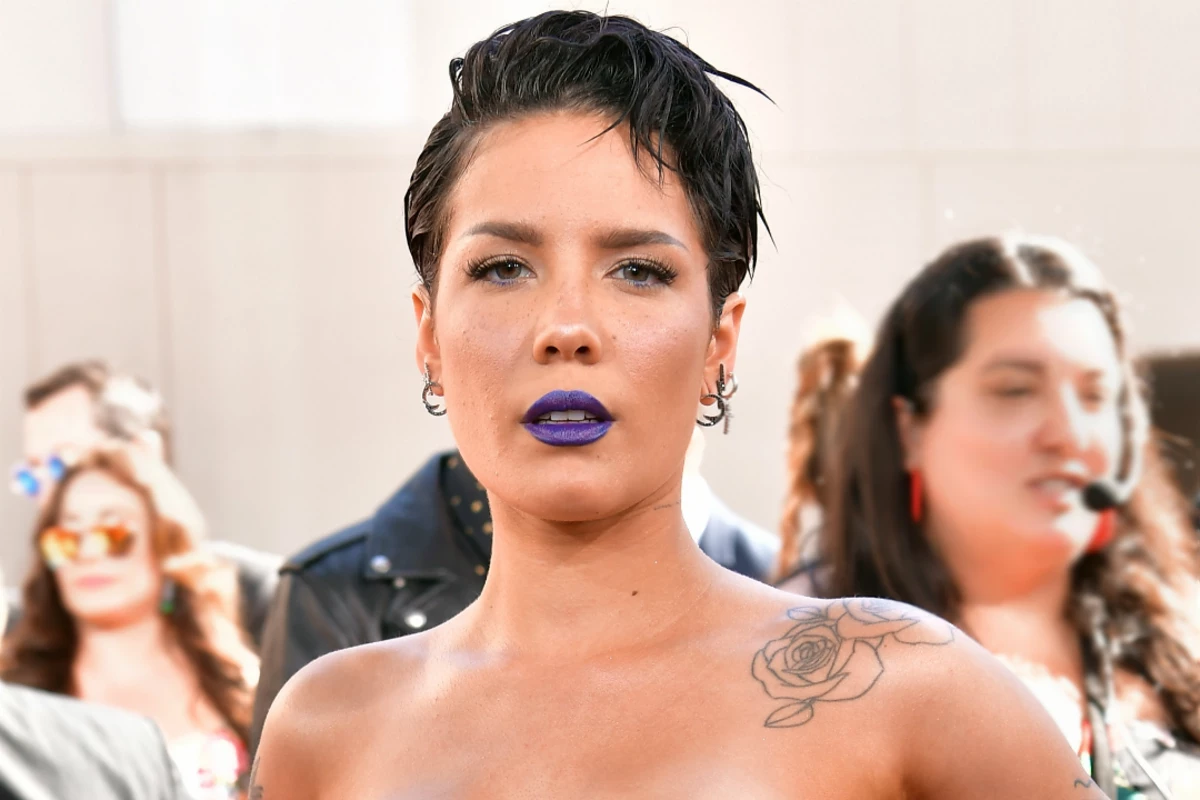 Halsey's Unshaven Armpits Draw Mixed Reactions