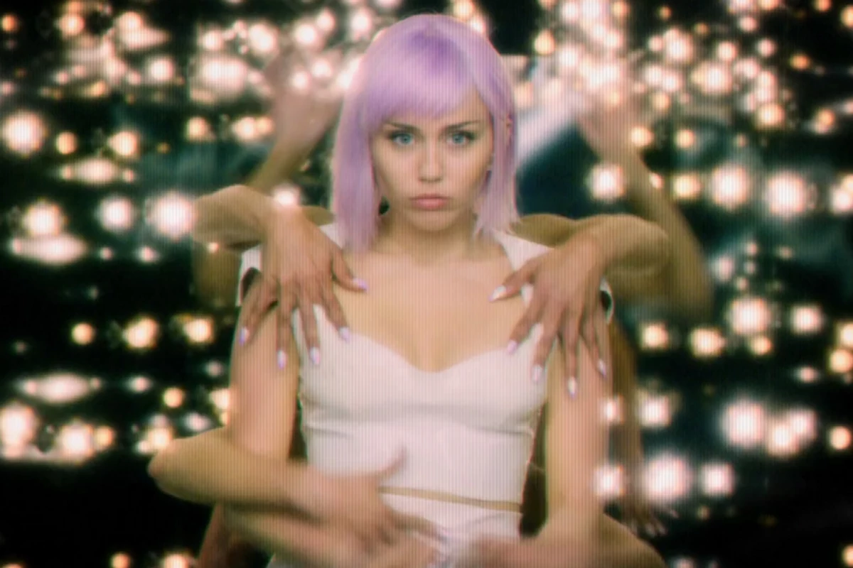 Miley Cyrus Covers Nine Inch Nails Songs in 'Black Mirror'1200 x 800