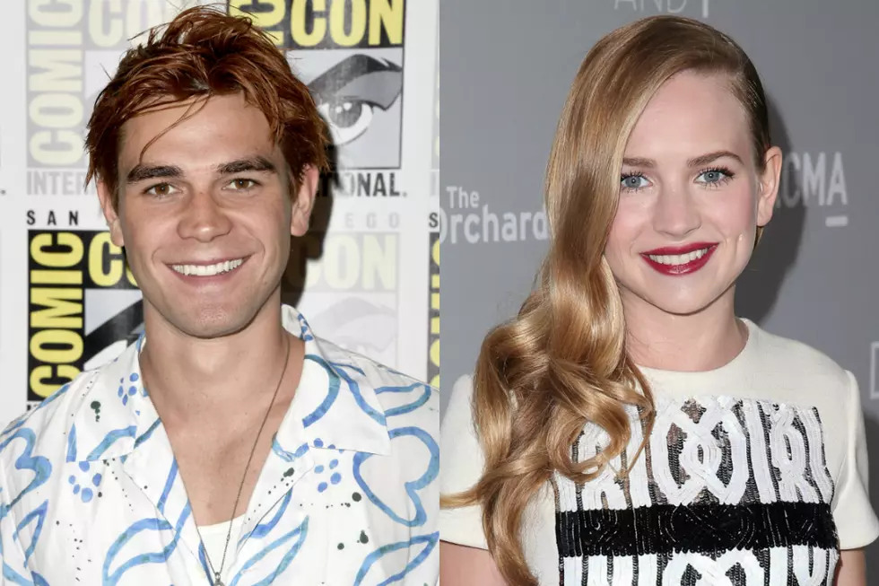 KJ Apa and Britt Robertson Were Spotted Kissing at Comic-Con