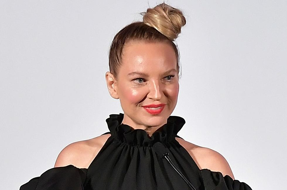 Sia Surprises Shoppers and Pays For Their Groceries and Items