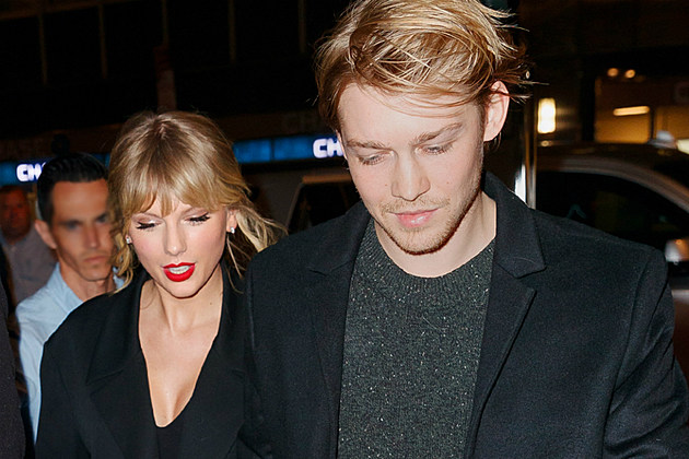Taylor Swift and Joe Alwyn Share Sweet Kiss at NME Awards