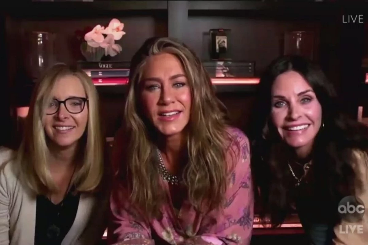 Jennifer Aniston Handjob - Friends' Stars Reunite at Jennifer Aniston's Home for 2020 Emmys
