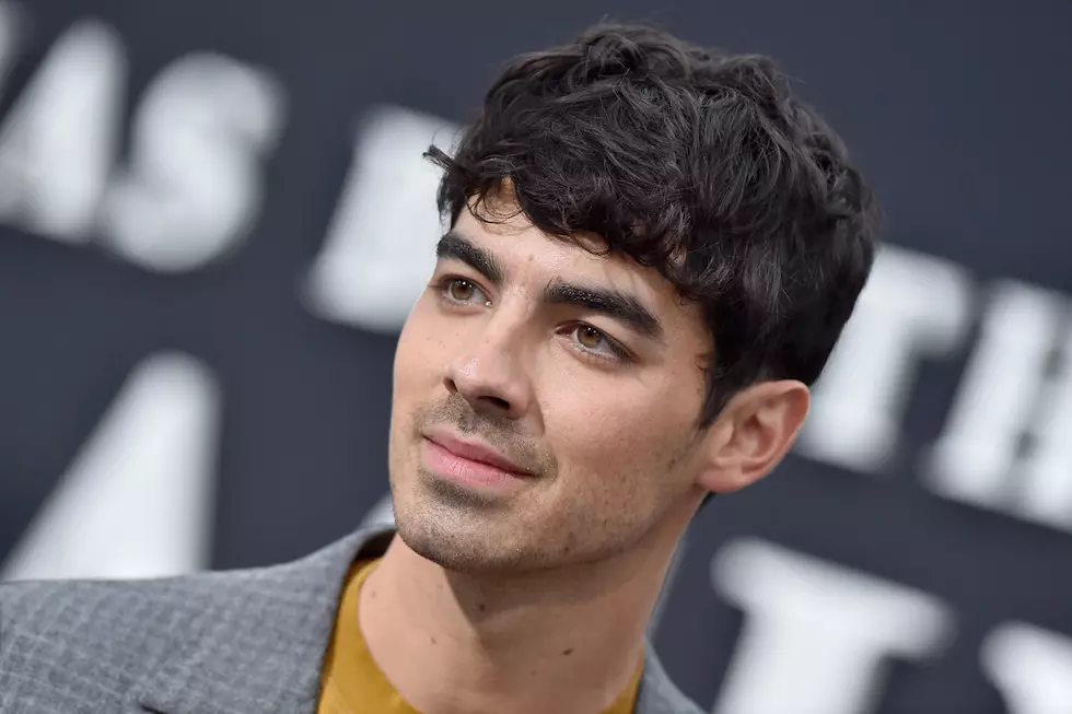 Joe Jonas Dyes His Hair Blue, Debuts New Look at 2015 Kids' Choice Awards - wide 4