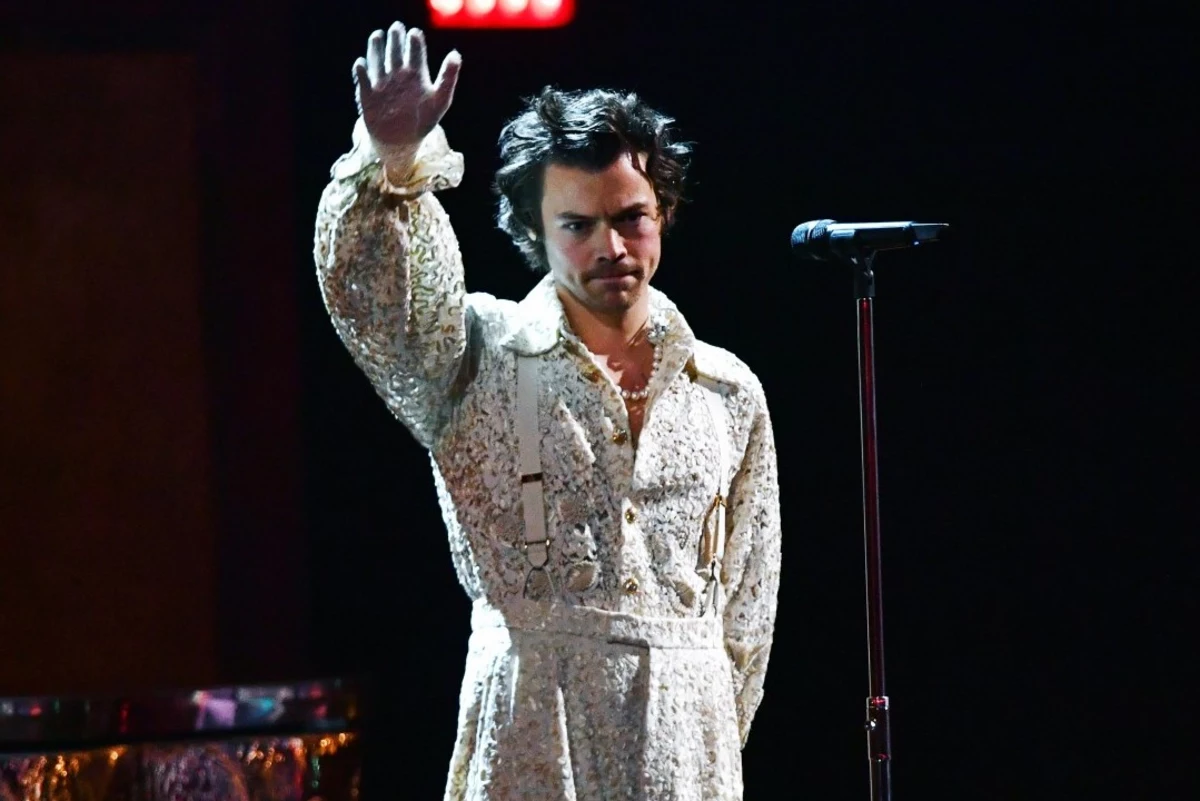 Harry Styles First Solo Male Star to Cover ‘Vogue’