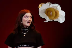 Lorde Is Reviewing Onion Rings on Her Not-So-Secret Instagram...