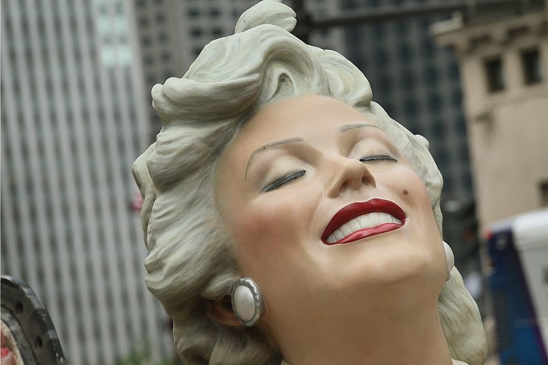 Giant Marilyn Monroe Statue: Installation Begins In Palm Springs