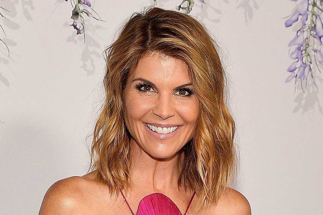 Lori Loughlin Donates to Two College Students Tuition