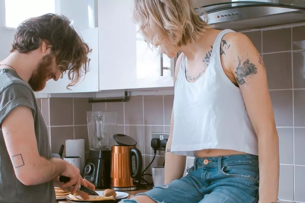 Woman Outraged When Date Asks Her To Help Cook but Not Stay for Dinner