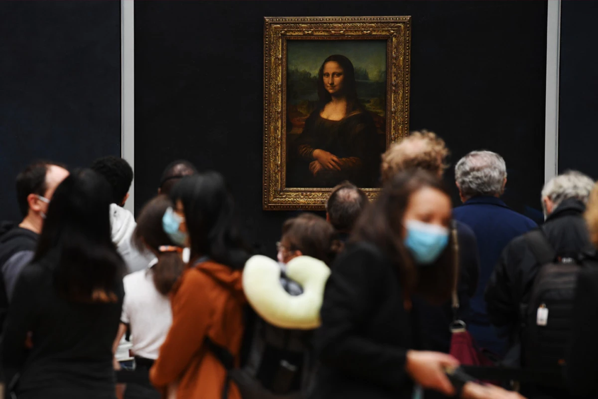 Man Smears Cake on Mona Lisa in Climate Protest (REPORT)