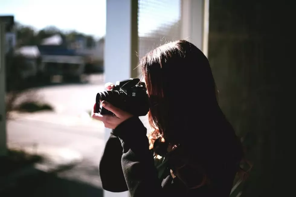 Woman &#8216;uncomfortable&#8217; with sister taking &#8216;excessive&#8217; photos of husband