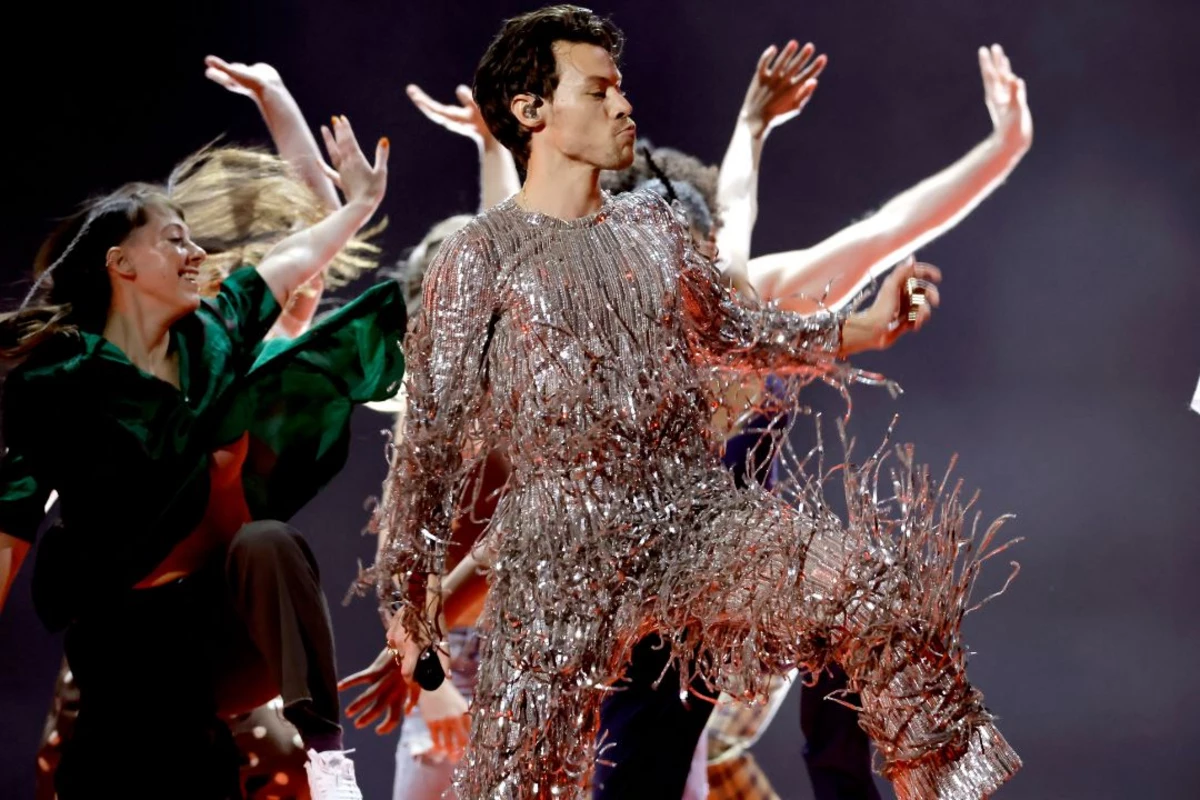 Harry Styles’ Dancers Say Grammys Stage Was Spinning Wrong - Melody ...