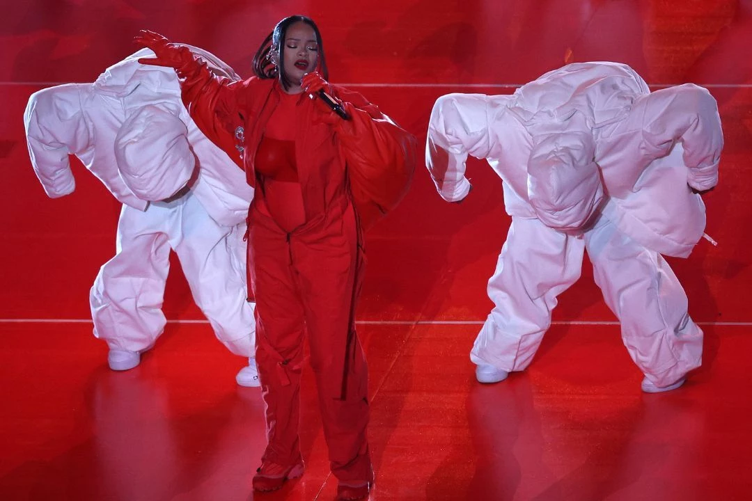 Rihanna's Super Bowl 2023 Halftime Show Outfit Included Many Layers — See  Photos