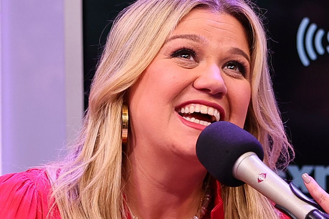 Kelly Clarkson Reacts to Fan's Hilarious Hall Pass Sign