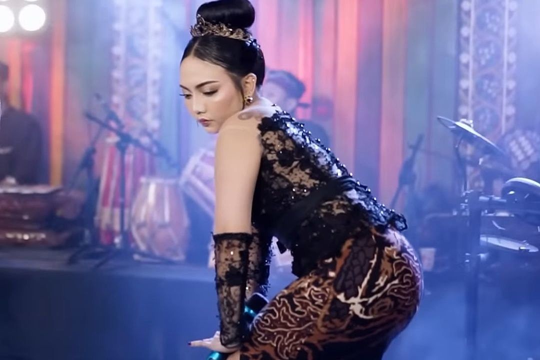 Indonesian Singer Syahiba Saufa Goes Viral With Elegant Twerk picture