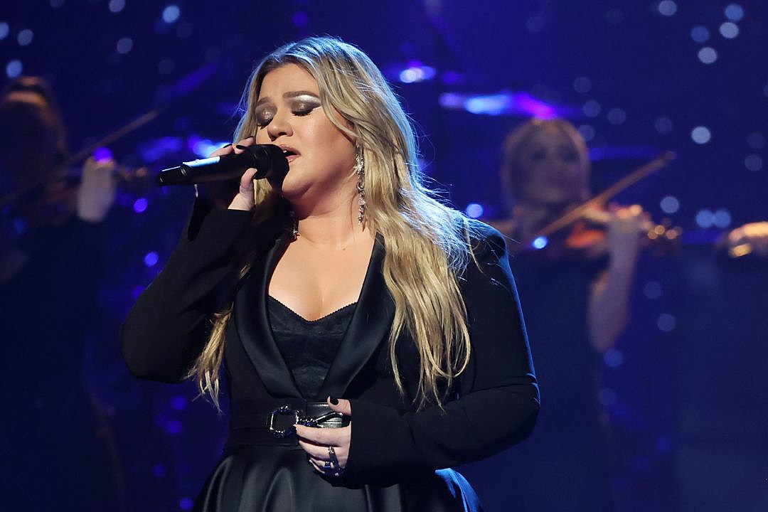 Kelly Clarkson Transforms 'Piece by Piece' Into Self-Love Anthem