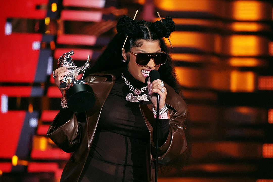 Nicki Minaj's breast pops out of top on 'GMA' 
