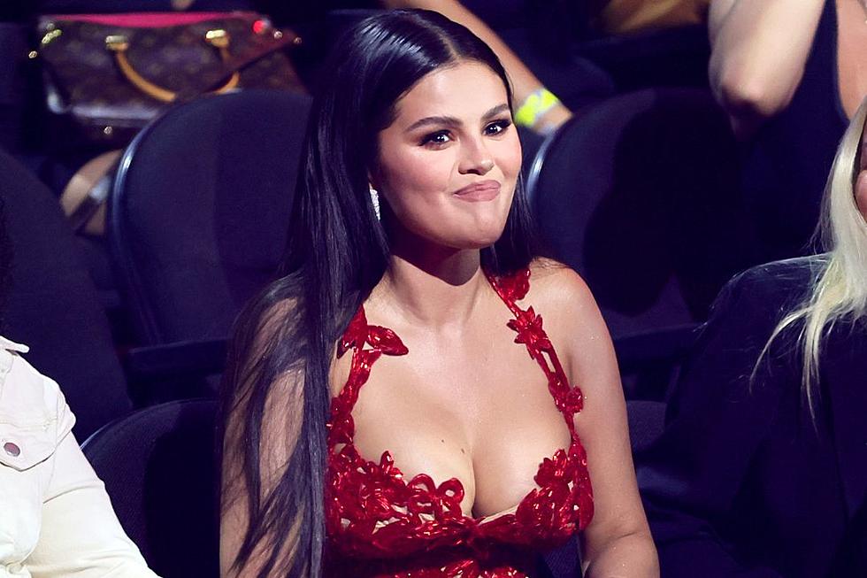 Selena Gomez Appears to Cringe at Chris Brown's VMAs Nomination