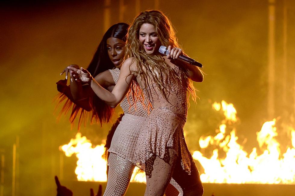 Shakira Dances With Knives, Crowd Surfs During VMAs Video Vanguard Performance