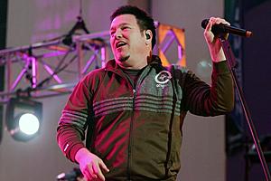 Smash Mouth’s Current Lead Singer and Fans Pay Tribute to Steve...