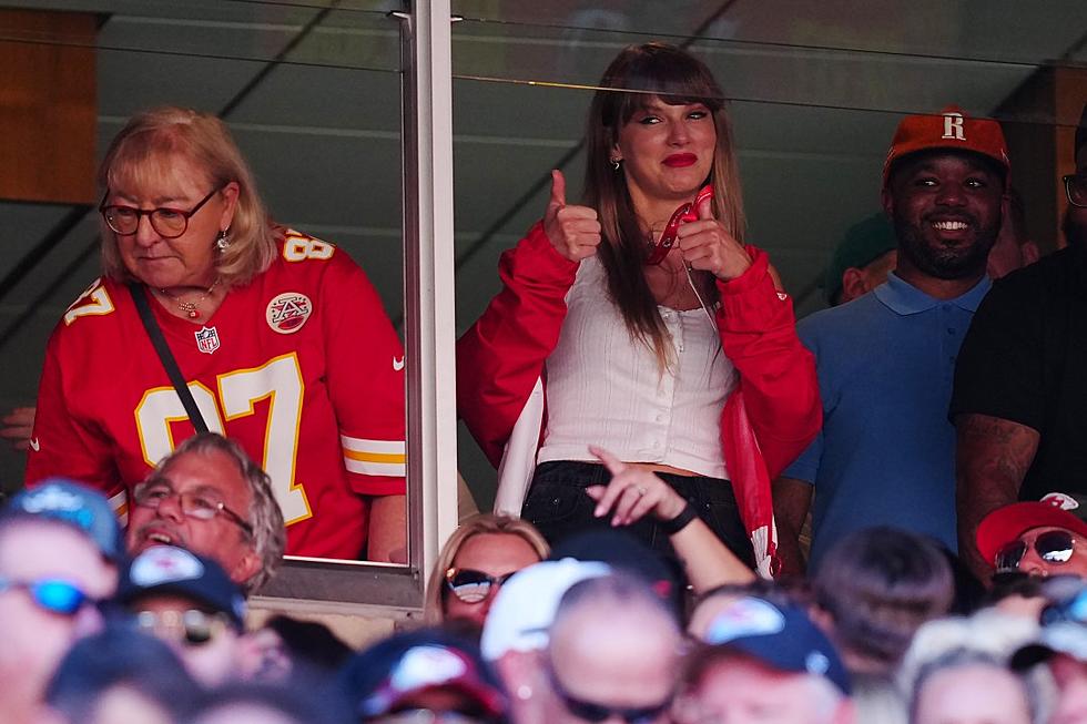 Taylor Swift Sits With Travis Kelce&#8217;s Mom at Chiefs Game, Fuels Dating Speculation