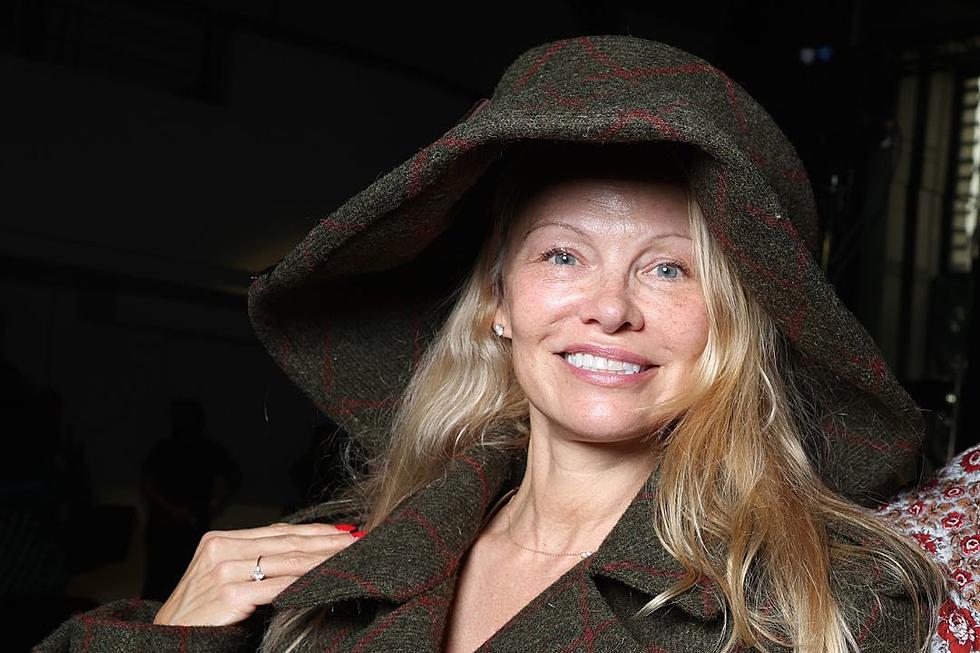 Pamela Anderson Goes Makeup-Free at Paris Fashion Week (PHOTO)