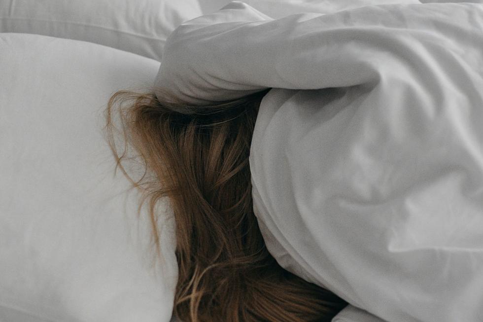 Here’s Why Your Brain and Stomach Want You to Sleep on Your Left Side as Much as Possible