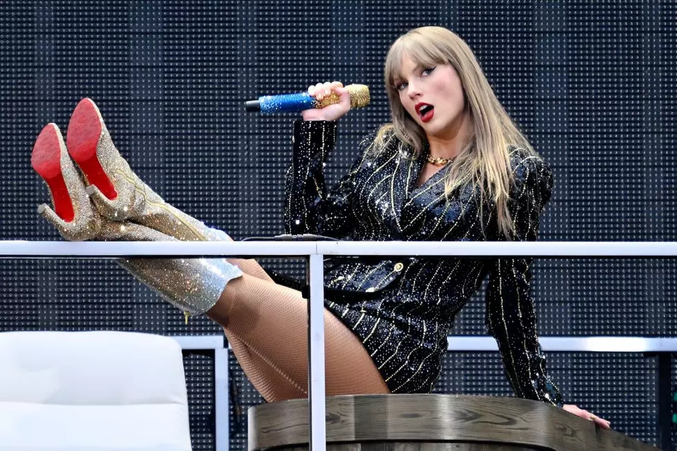 Yikes! Taylor Swift Trapped on Elevated Platform During Concert