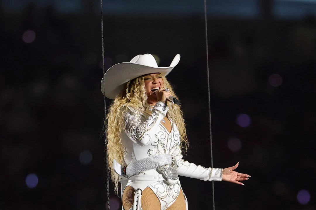 Beyonce Suffers Wardrobe Malfunction While on Stage: WATCH