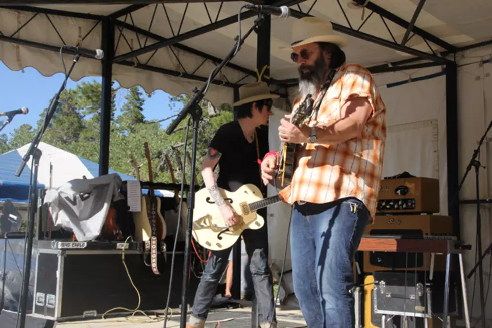 Steve Earle Performs &#8216;Guitar Town&#8217; At Beartrap Summer Festival 2012 [VIDEO]