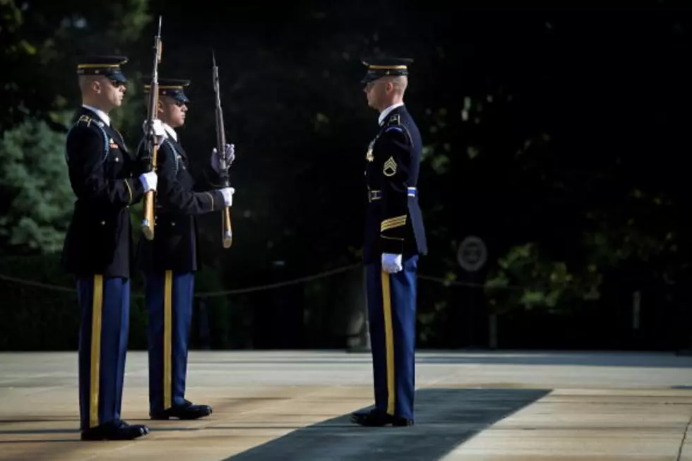 &#8216;Old Guard&#8217; Guarding Tomb of the Unknowns, Even Through Hurricane