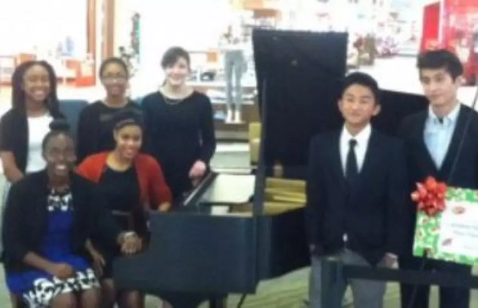 Lafayette High Students Entertain Christmas Shoppers at Acadiana Mall During December