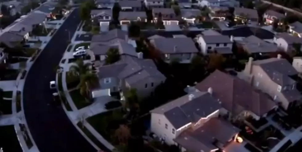 Entire Neighborhood Synced Their Christmas Lights To The Same Music [AMAZING VIDEO]