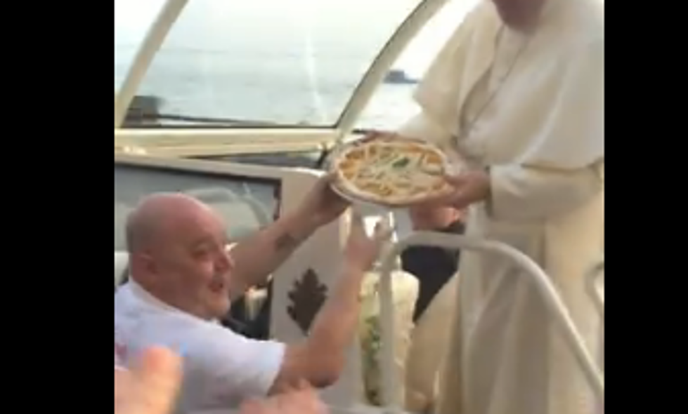 Guy Who Owns A Pizza Business Gives THE POPE A Pizza, He Takes It! [UNBELIEVABLE VIDEO]