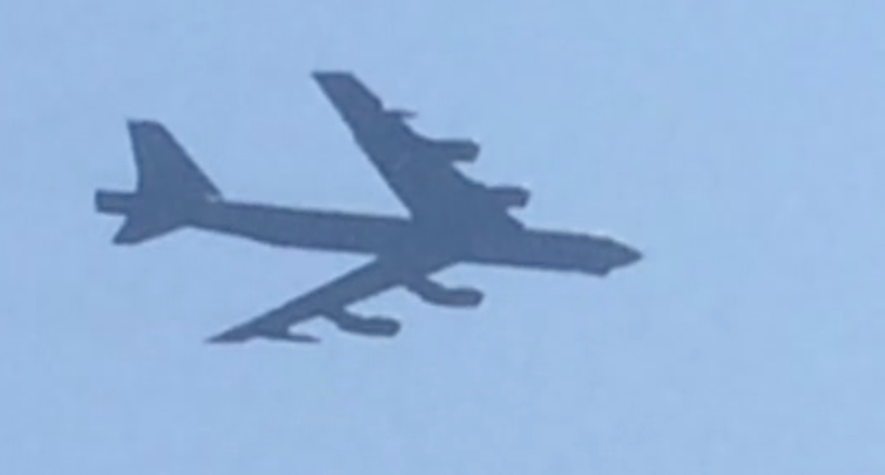 B-52 Performs High-Speed Pass At Barksdale Air Force Base Air Show [VIDEO]