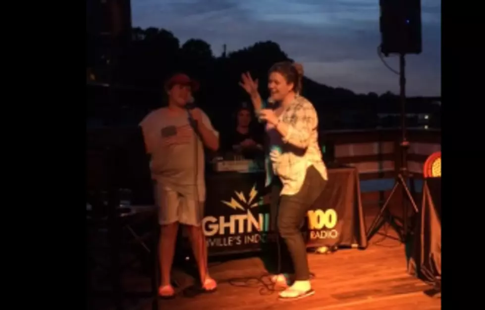 Kelly Clarkson Sings Karaoke With 10 Year – Old At A Sports Bar [WOW VIDEO]
