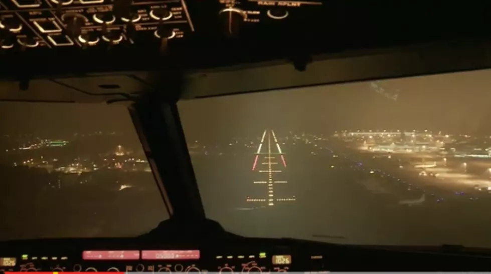 What&#8217;s It Like In The Cockpit During A Night Landing? [Video]