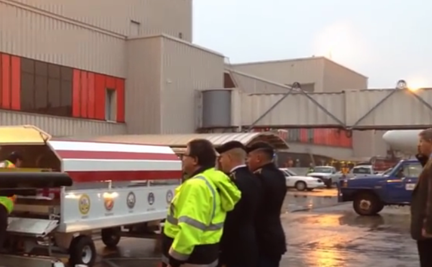 Watch Baggage Handlers With The Caskets Of A Fallen Soldier And His Dog [Video]