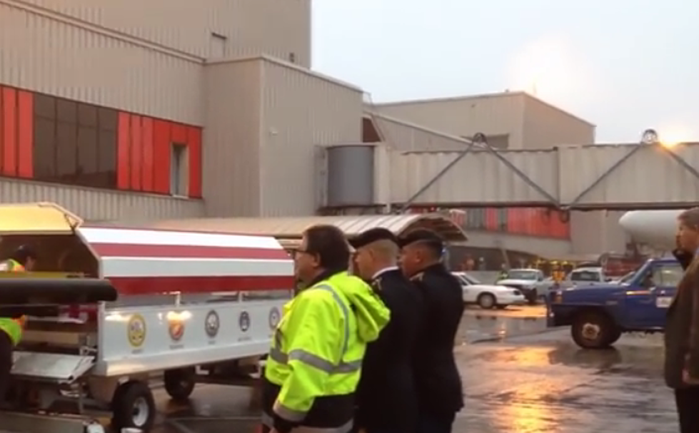 Watch Baggage Handlers With The Caskets Of A Fallen Soldier And His Dog [Video]