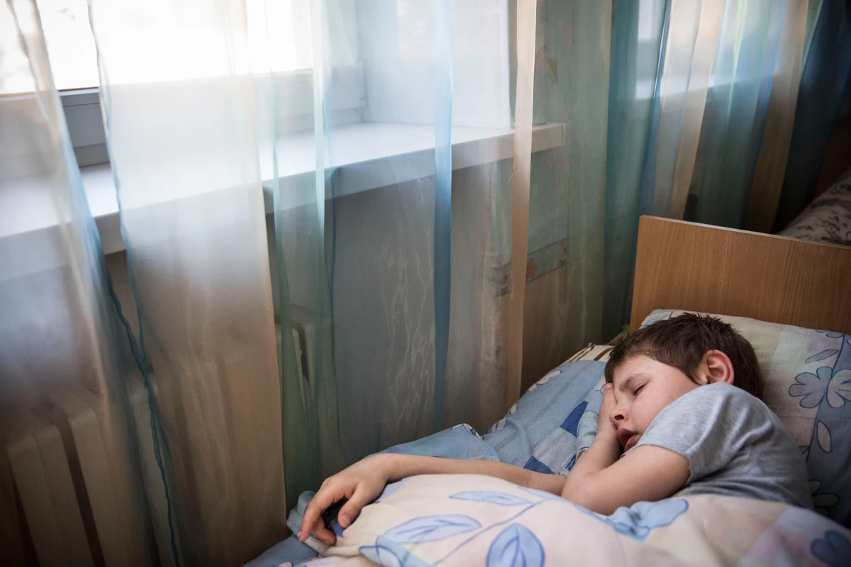 Мальчики 12 лет спят. Недостаток сна подростка. Как выглядит недосыпание на ребенке фото. Последствия недосыпания ребенка картинка до и после.